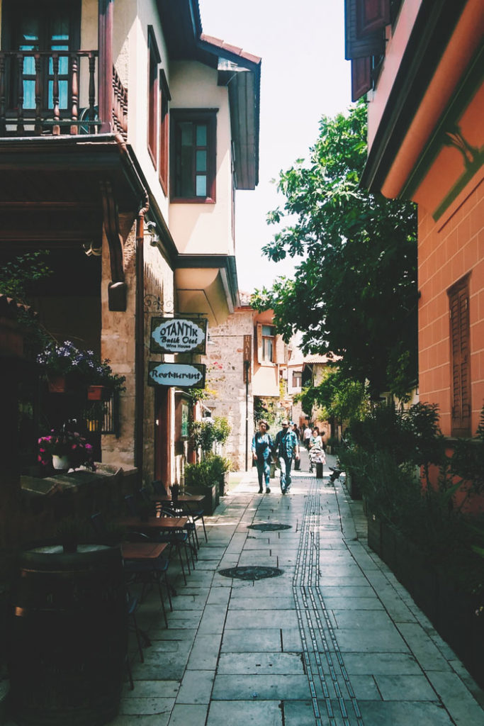 Antalya Seitengasse mit Restaurants