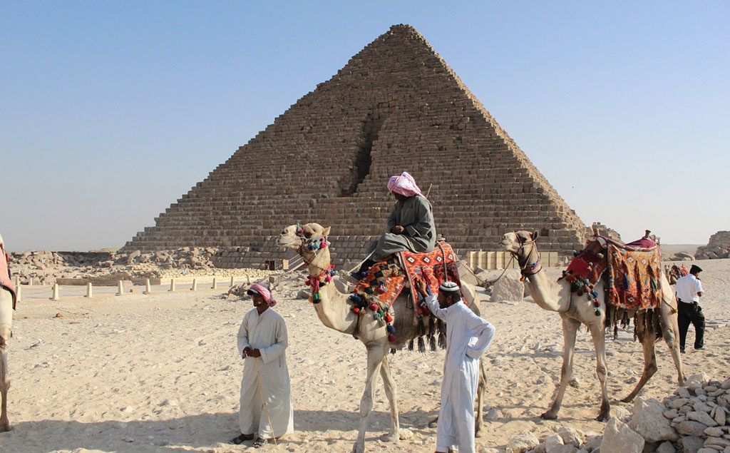 Gizeh | Kamele vor der kleinsten Pyramide von Gizeh, der Mykerinos-Pyramide