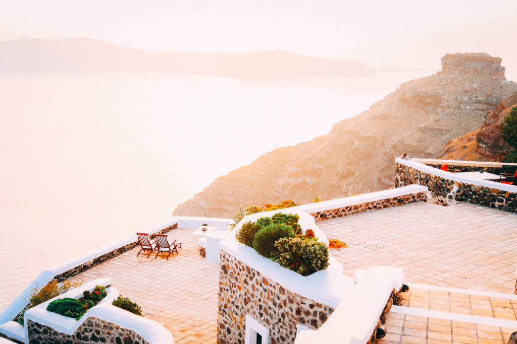 Santorini Blick auf die Nebeninsel Thirassia